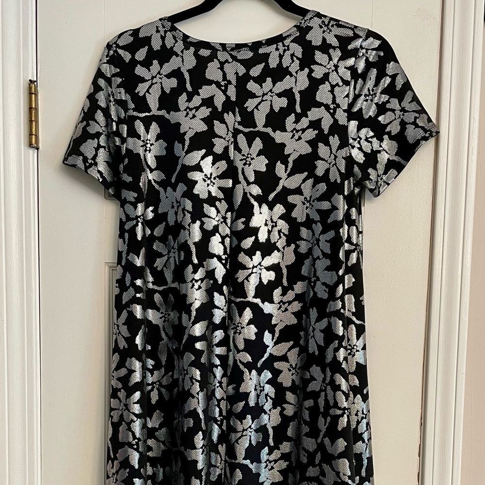 Gorgeous XS Black & Silver Floral LuLaRoe Elegant Carly Swing Dress Fits 2 to 8 - Picture 8 of 11